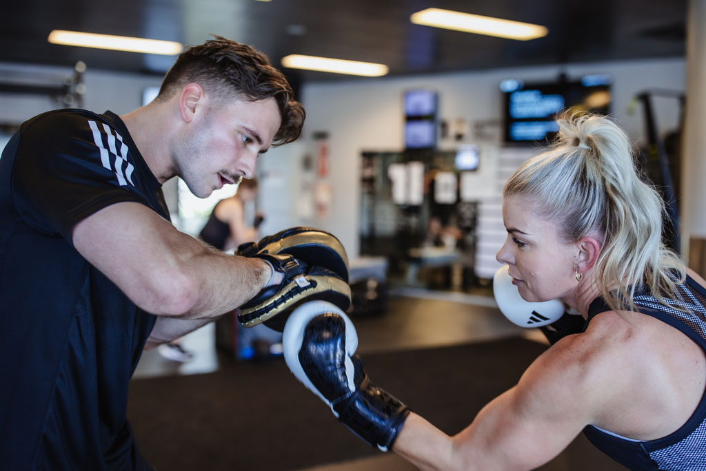 People boxing